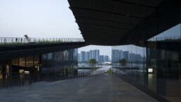 kengo kuma guangzhou astilleros rio perla arquitectura moderna piedra volcánica