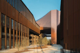 Centro de arte contemporáneo Large Île Seguin RCR arquitectes acero corten aluminio anodizado