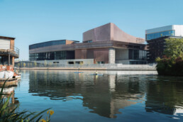 Centro de arte contemporáneo Large Île Seguin RCR arquitectes acero corten aluminio anodizado