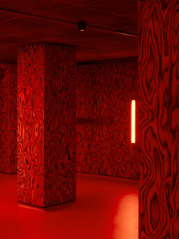 clap studio oven materialidad texturas reflejos madera alpi rojo negro psicodelia calidez táctil acero inoxidable tarkett pavimentos vinilo rojo continuo barras led luz vibración constante