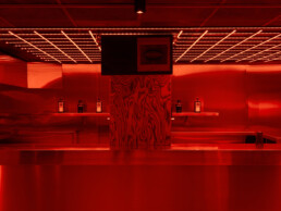 clap studio oven materialidad texturas reflejos madera alpi rojo negro psicodelia calidez táctil acero inoxidable tarkett pavimentos vinilo rojo continuo barras led luz vibración constante