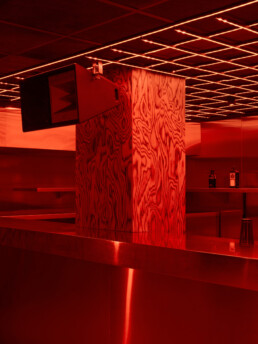 clap studio oven materialidad texturas reflejos madera alpi rojo negro psicodelia calidez táctil acero inoxidable tarkett pavimentos vinilo rojo continuo barras led luz vibración constante