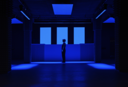 clap studio spook azul eléctrico muros piramidales oscuridad circundante