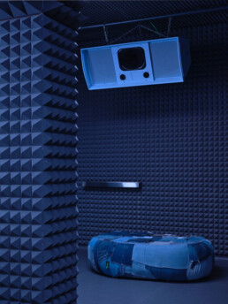 clap studio spook oven atmósfera técnica yeso gris cementoso denim cabina dj altavoces históricos color