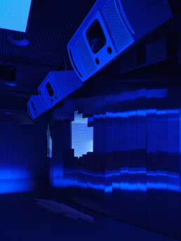 clap studio spook oven atmósfera técnica yeso gris cementoso denim cabina dj altavoces históricos color