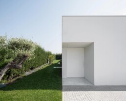 MSBC House josé carlos nunes de oliveira noarqu trofa arquitectura residencial forma romboidal piscina casa enterrada patio