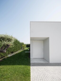 MSBC House josé carlos nunes de oliveira noarqu trofa arquitectura residencial forma romboidal piscina casa enterrada patio