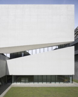 MUDAC Photo Elysée Aires Mateus Lausanne Architecture White concrete Hormigón Blanco grieta de vidrio Glass fissure
