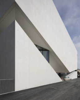 MUDAC Photo Elysée Aires Mateus Lausanne Architecture White concrete Hormigón Blanco grieta de vidrio Glass fissure