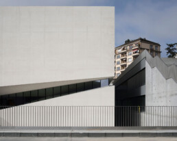 MUDAC Photo Elysée Aires Mateus Lausanne Architecture White concrete Hormigón Blanco grieta de vidrio Glass fissure