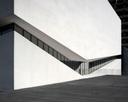 MUDAC Photo Elysée Aires Mateus Lausanne Architecture White concrete Hormigón Blanco grieta de vidrio Glass fissure