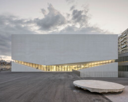 MUDAC Photo Elysée Aires Mateus Lausanne Architecture White concrete Hormigón Blanco nigth light