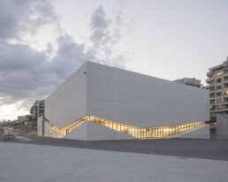 MUDAC Photo Elysée Aires Mateus Lausanne Architecture White concrete Hormigón Blanco nigth light
