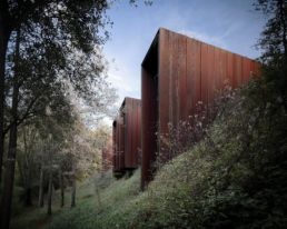Casa Horizonte RCR Arquitectes Horizon House Vall de Bianya casa integrada en el terreno excavada acero corten vidrio hormigón control de luz casa mirador vegetación