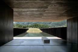 Casa Horizonte RCR Arquitectes Horizon House Vall de Bianya casa integrada en el terreno excavada acero corten vidrio hormigón control de luz casa mirador vegetación