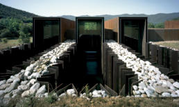 Casa Horizonte RCR Arquitectes Horizon House Vall de Bianya casa integrada en el terreno excavada acero corten vidrio hormigón control de luz casa mirador vegetación
