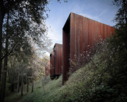 Casa Horizonte RCR Arquitectes Horizon House Vall de Bianya casa integrada en el terreno excavada acero corten vidrio hormigón control de luz casa mirador vegetación