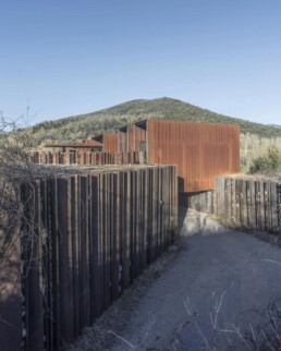 Casa Horizonte RCR Arquitectes Horizon House Vall de Bianya casa integrada en el terreno excavada acero corten vidrio hormigón control de luz casa mirador vegetación
