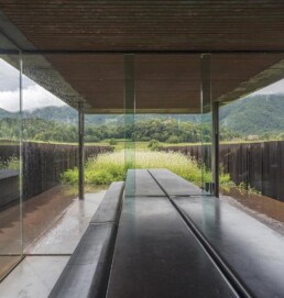 Casa Horizonte RCR Arquitectes Horizon House Vall de Bianya casa integrada en el terreno excavada acero corten vidrio hormigón control de luz casa mirador vegetación
