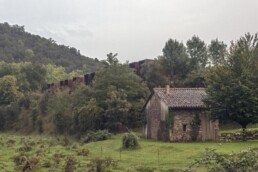 Casa Horizonte RCR Arquitectes Horizon House Vall de Bianya casa integrada en el terreno excavada acero corten vidrio hormigón control de luz casa mirador vegetación