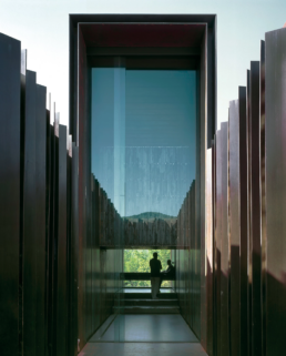 Casa Horizonte RCR Arquitectes Horizon House Vall de Bianya casa integrada en el terreno excavada acero corten vidrio hormigón control de luz casa mirador vegetación