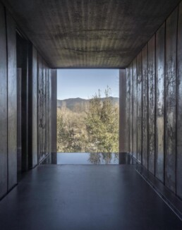 Casa Horizonte RCR Arquitectes Horizon House Vall de Bianya casa integrada en el terreno excavada acero corten vidrio hormigón control de luz casa mirador vegetación