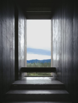 Casa Horizonte RCR Arquitectes Horizon House Vall de Bianya casa integrada en el terreno excavada acero corten vidrio hormigón control de luz casa mirador vegetación