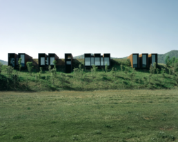 Casa Horizonte RCR Arquitectes Horizon House Vall de Bianya casa integrada en el terreno excavada acero corten vidrio hormigón control de luz casa mirador vegetación