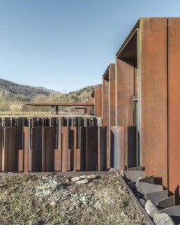 Casa Horizonte RCR Arquitectes Horizon House Vall de Bianya casa integrada en el terreno excavada acero corten vidrio hormigón control de luz casa mirador vegetación