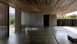 Casa Horizonte RCR Arquitectes Horizon House Vall de Bianya casa integrada en el terreno excavada acero corten vidrio hormigón control de luz casa mirador vegetación