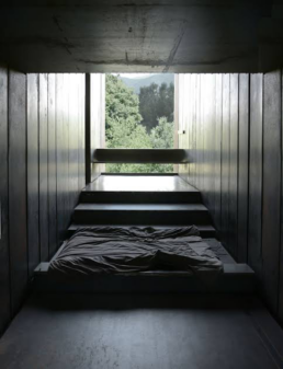 Casa Horizonte RCR Arquitectes Horizon House Vall de Bianya casa integrada en el terreno excavada acero corten vidrio hormigón control de luz casa mirador vegetación