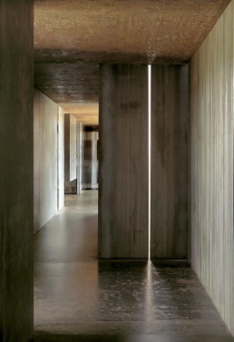 Casa Horizonte RCR Arquitectes Horizon House Vall de Bianya casa integrada en el terreno excavada acero corten vidrio hormigón control de luz casa mirador vegetación