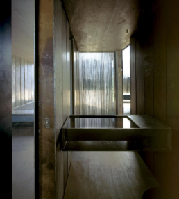 Casa Horizonte RCR Arquitectes Horizon House Vall de Bianya casa integrada en el terreno excavada acero corten vidrio hormigón control de luz casa mirador vegetación